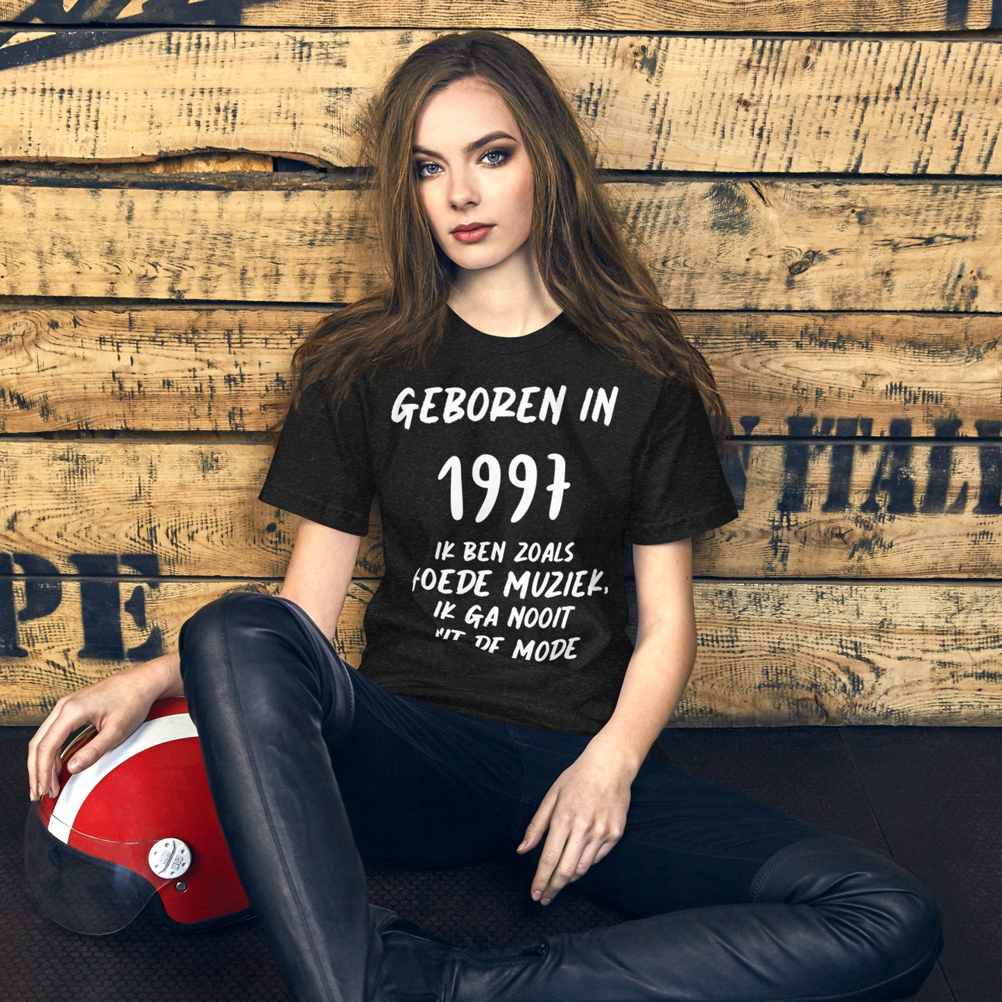 Vintage T-shirt - "Geboren in 1997, Ik Ben Zoals Goede Muziek, Ik Ga Nooit Uit de Mode"