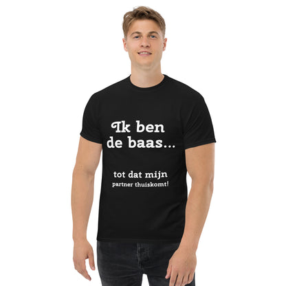 Grappig T-shirt "Ik ben de baas... totdat mijn partner thuiskomt"