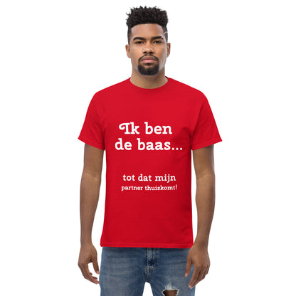 Grappig T-shirt "Ik ben de baas... totdat mijn partner thuiskomt"