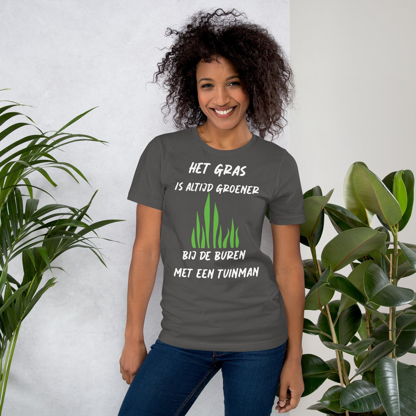 Humoristisch T-shirt - "Het Gras is Altijd Groener bij de Buren met een Tuinman"