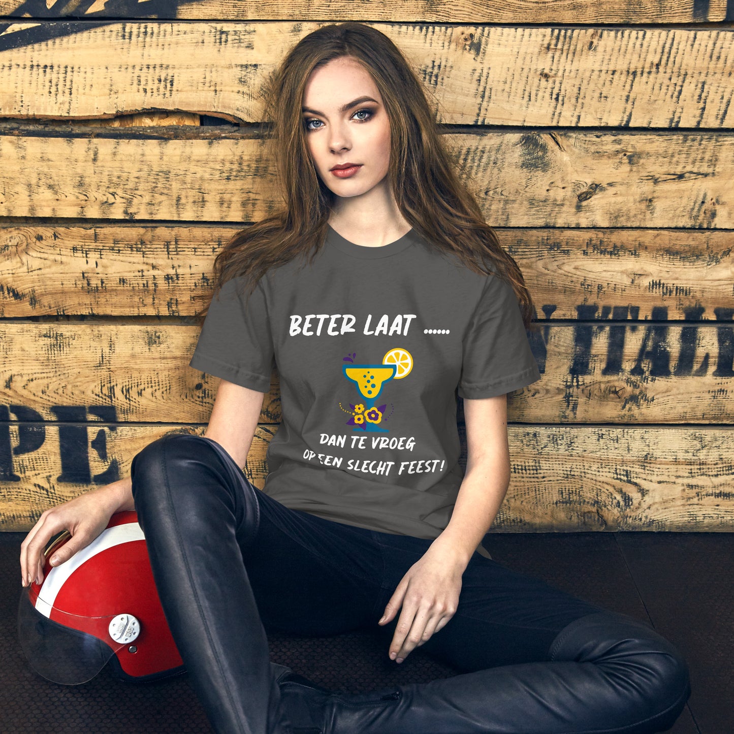 Humoristisch T-shirt - "Beter Laat dan te Vroeg op een Slecht Feest!"