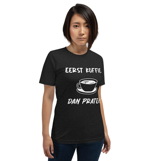 Humoristisch T-shirt - "Eerst Koffie, Dan Praten"