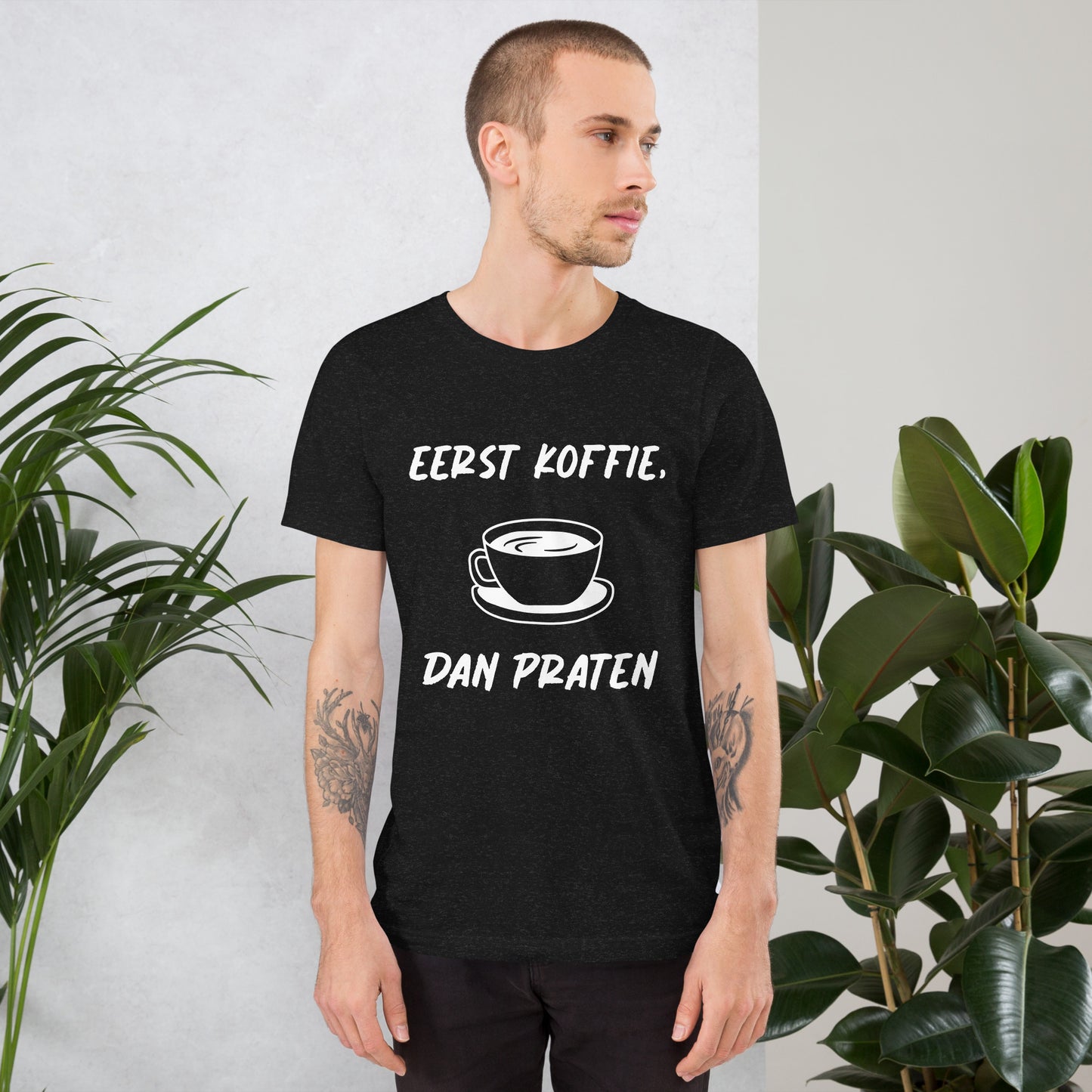 Humoristisch T-shirt - "Eerst Koffie, Dan Praten"