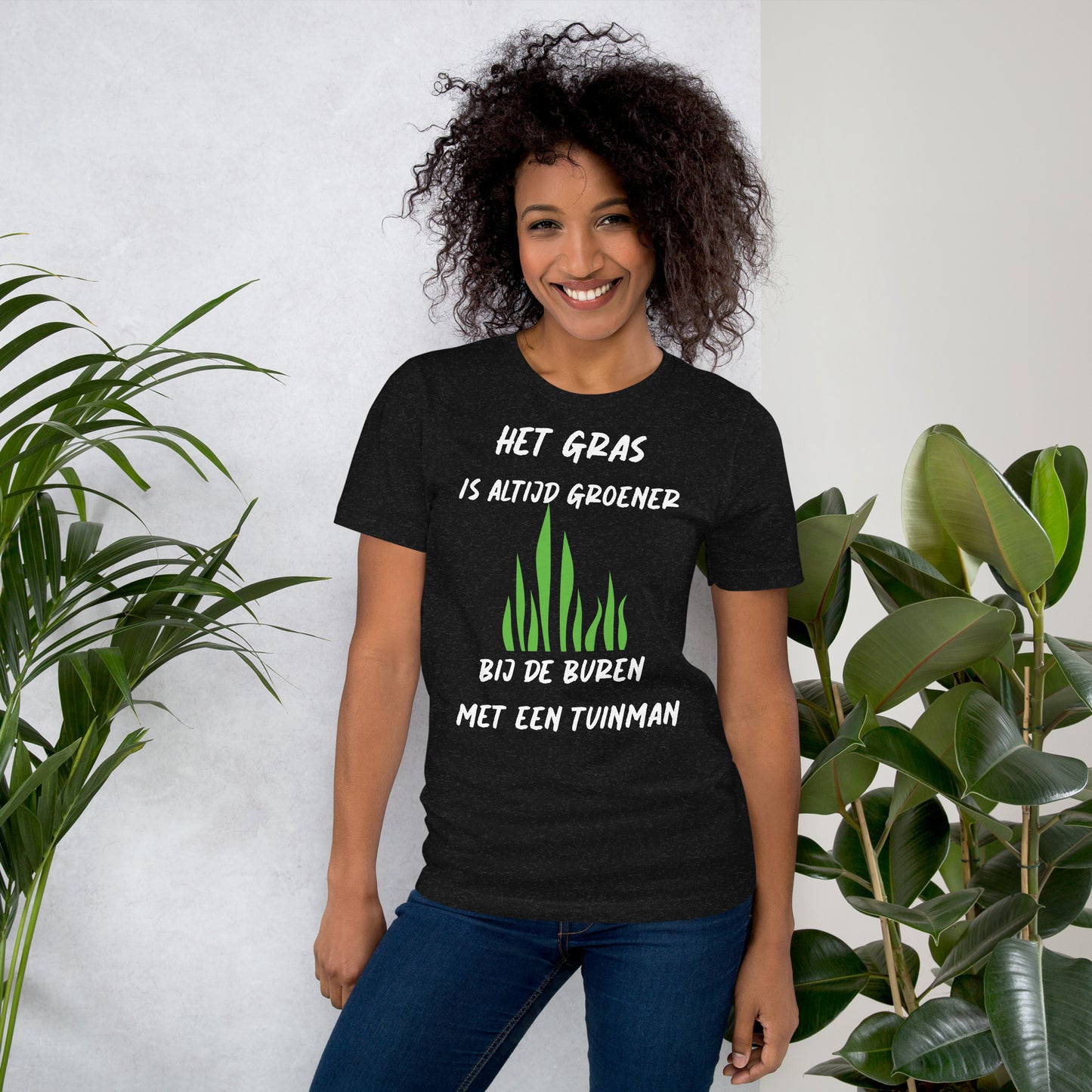 Humoristisch T-shirt - "Het Gras is Altijd Groener bij de Buren met een Tuinman"