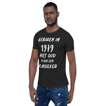 Retro T-shirt - "Geboren in 1979, Niet Oud, Ik Ben een Klassieker!"