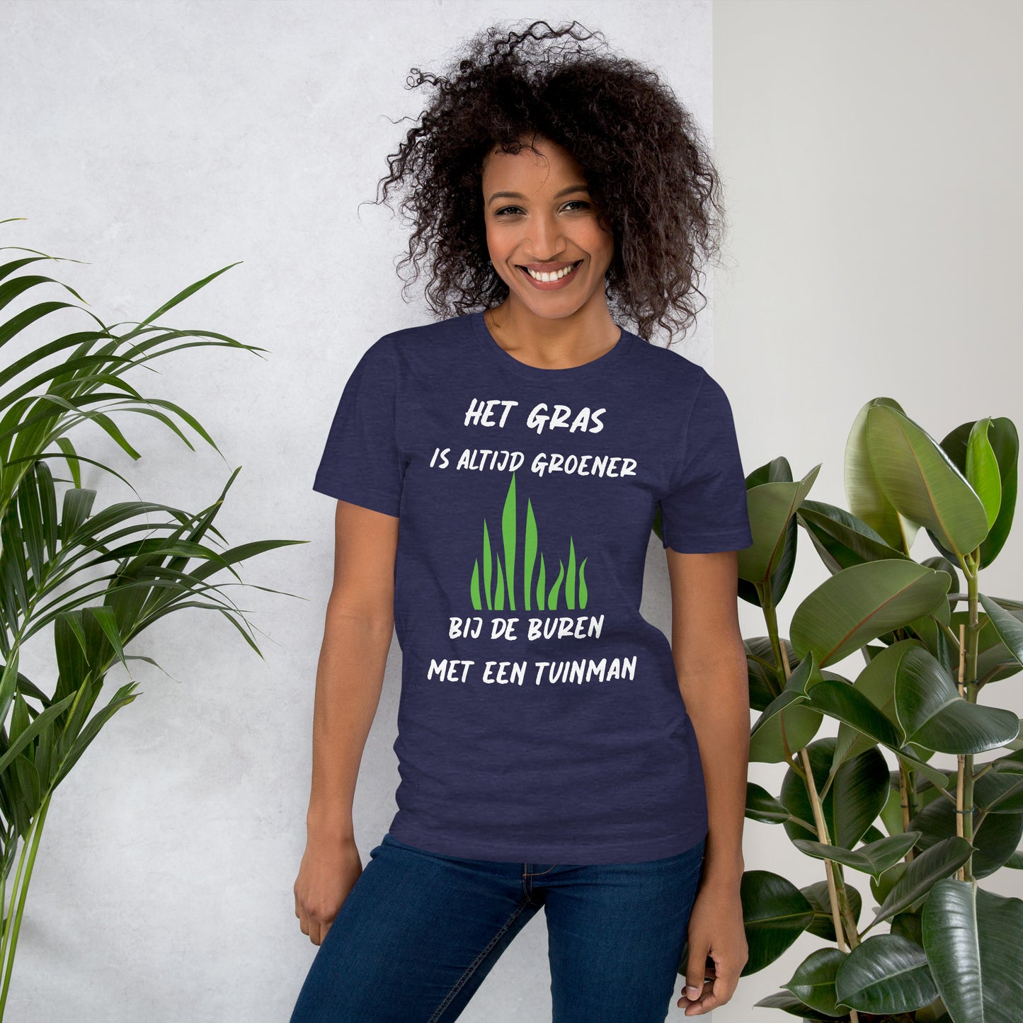 Humoristisch T-shirt - "Het Gras is Altijd Groener bij de Buren met een Tuinman"