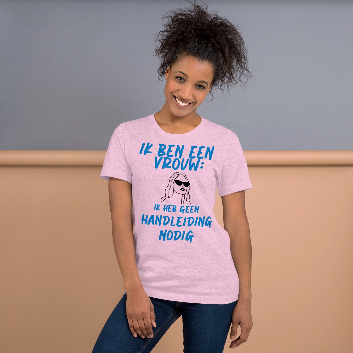 Empowerment T-shirt - "Ik Ben een Vrouw: Ik Heb Geen Handleiding Nodig"