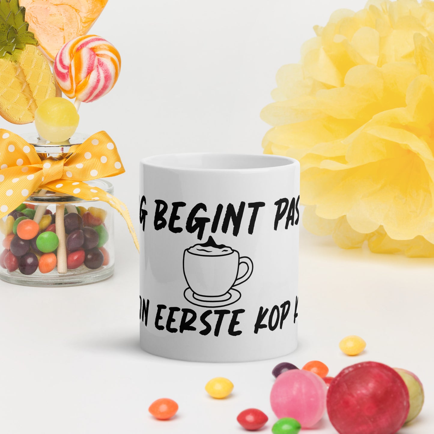 Witte glanzende mok "De dag begint pas echt na mijn eerste kop koffie"